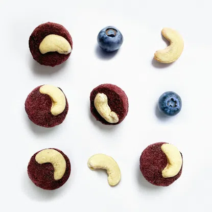 Gefriergetrocknete Heidelbeer-Cups mit Cashewkernen