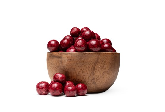 Gefriergetrocknete Johannisbeeren in weißer Schokolade