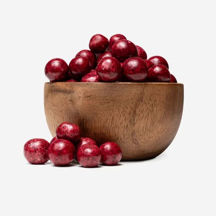 Gefriergetrocknete Johannisbeeren in weißer Schokolade