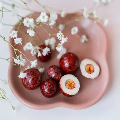 Gefriergetrocknete Johannisbeeren in weißer Schokolade
