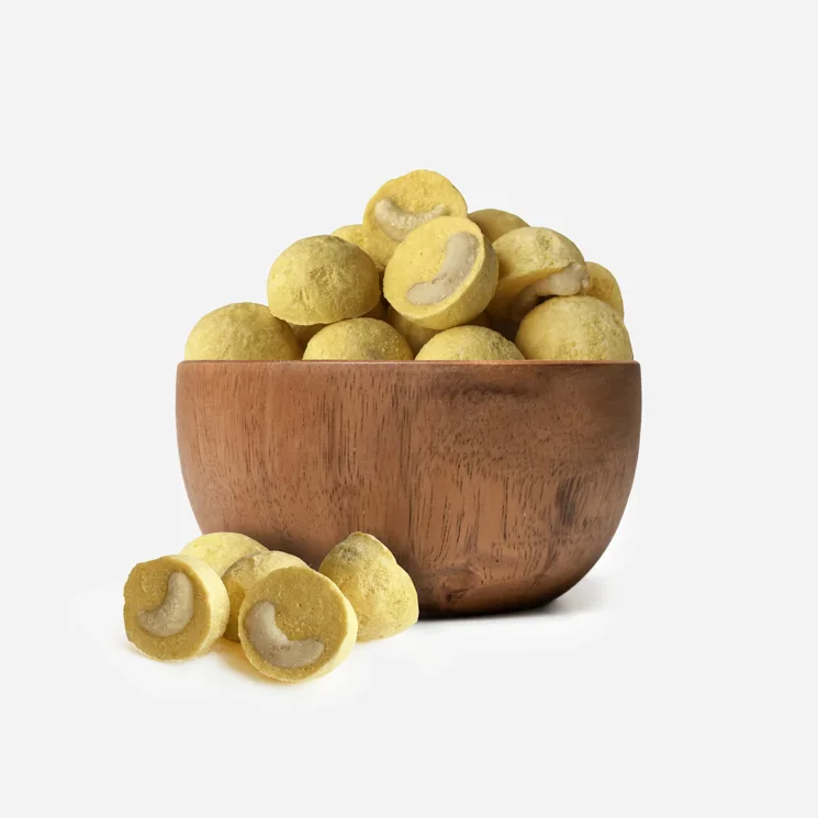 Gefriergetrocknete Mango-Cups mit Cashewkernen