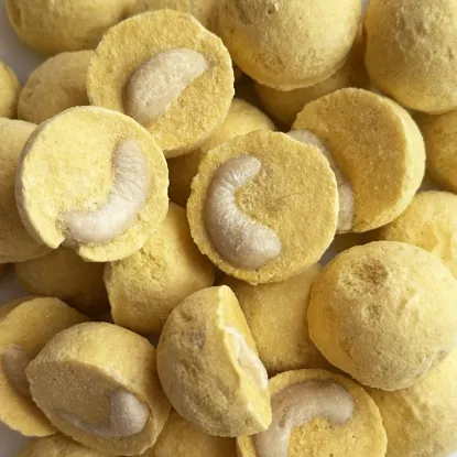 Gefriergetrocknete Mango-Cups mit Cashewkernen