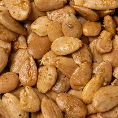 Geröstete Mandeln mit Zwiebeln, Knoblauch und Tomaten