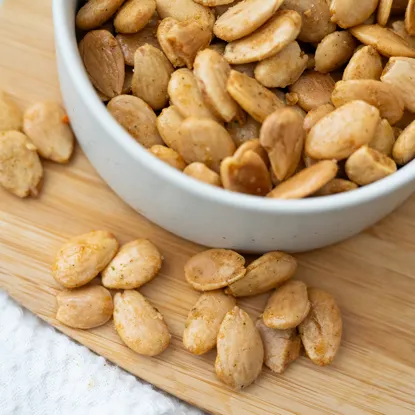 Geröstete Mandeln mit Zwiebeln, Knoblauch und Tomaten