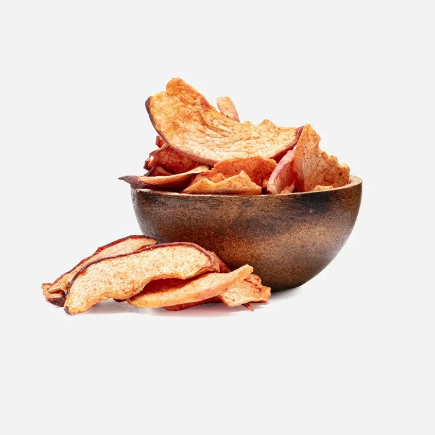 Getrocknete Apfelscheiben mit Erdbeerpulver