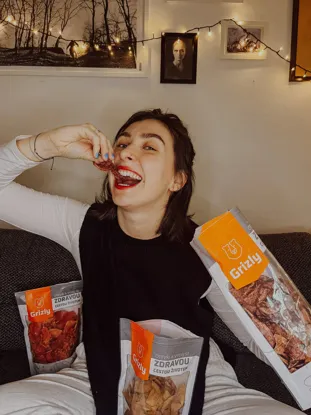 Getrocknete Apfelscheiben mit Heidelbeerpulver