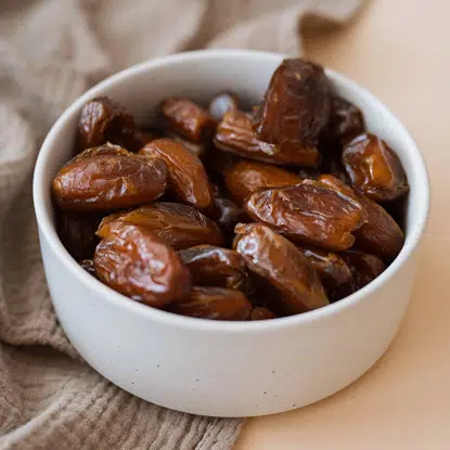 Getrocknete Datteln mit Stein