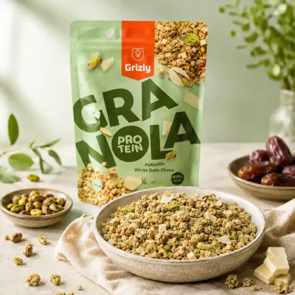 Granola mit Protein, Pistazien und weiße Dattelschoko