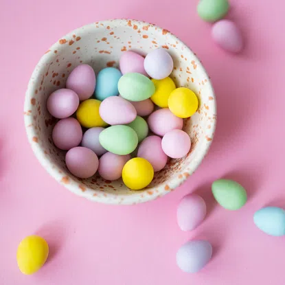 Knusprige bunte Mini-Eier