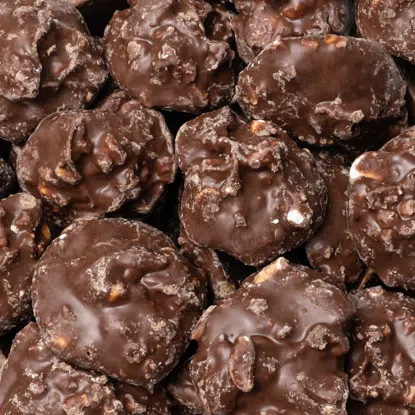 Knusprige Schokoladenstückchen mit salzigem Karamell