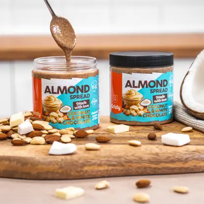 Mandelcreme mit weißer Schokolade und Kokosraspeln