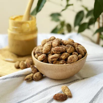 Mandeln in Karamell mit Erdnussmus